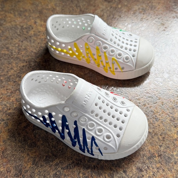 Native x Crayola Collaboration Shoes - Picture 3 of 8